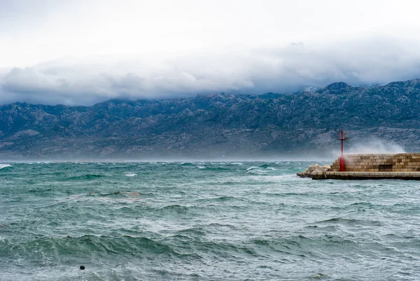 Oblohu s mraky a vln v moři — Stock fotografie