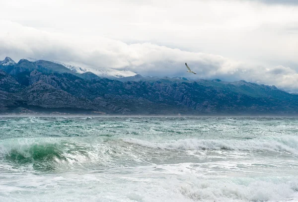 Gökyüzü bulutlar ve denizde fırtınalı dalgalar — Stok fotoğraf