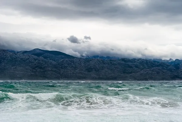Cielo con nuvole e onde tempestose nel mare — Foto Stock