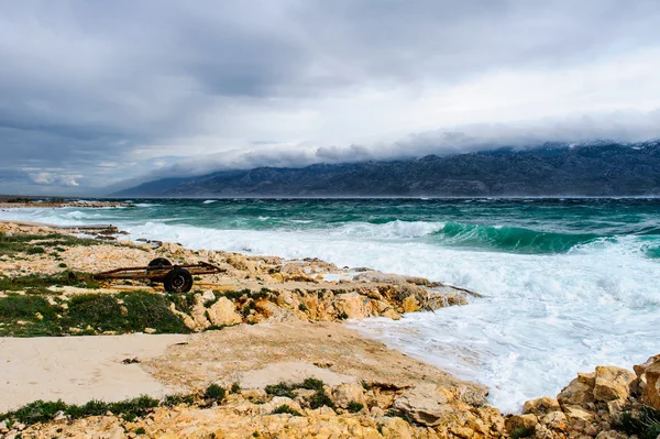 空と雲と海で嵐の波 — ストック写真