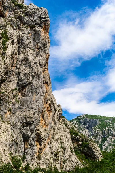 Paesaggio montano panoramico. Parco nazionale di Paklenica in Croazia — Foto Stock