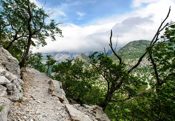 Paysage de montagne pittoresque. Parc national de Paklenica en Croatie — Photo