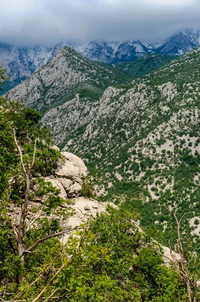 Natursköna bergslandskap. nationalparken Paklenica i Kroatien — Stockfoto