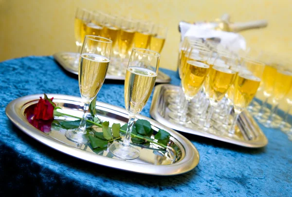 Очки шампанского для свадебного банкета — стоковое фото