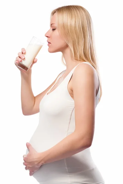Mujer embarazada bebiendo leche —  Fotos de Stock