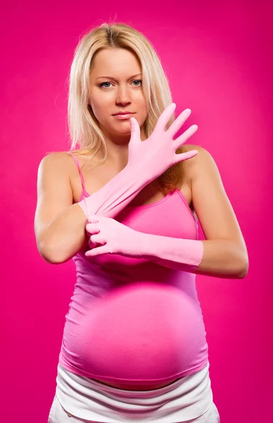 Zwangere vrouw dragen van rubberen handschoenen — Stockfoto