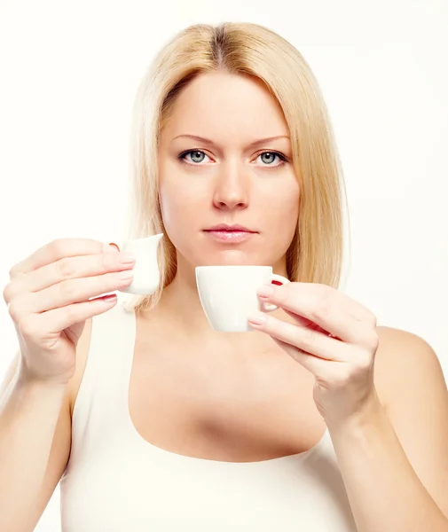 Přitažlivá blondýnka drží šálek kávy a smetanou — Stock fotografie