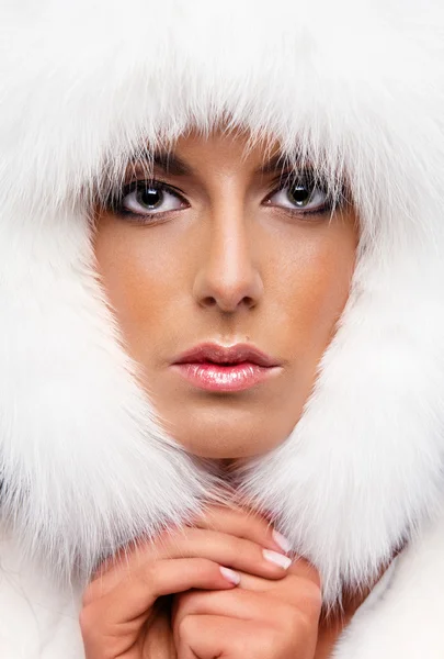 Ritratto di una bella donna in berretto di pelliccia bianca — Foto Stock