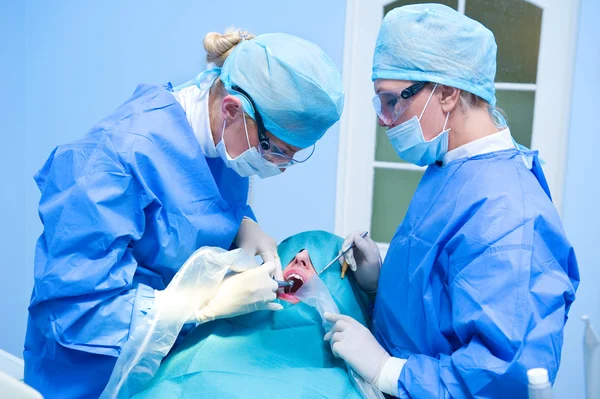 Процедура имплантации зубов — стоковое фото