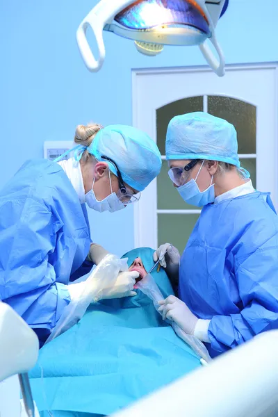 Процедура имплантации зубов — стоковое фото
