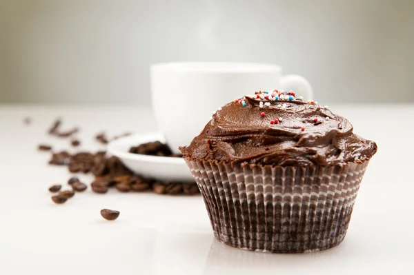 커피와 초콜릿 케이크의 컵으로 아침 식사 — 스톡 사진