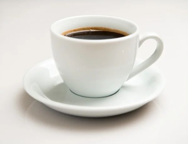 Tasse Kaffee auf weißem Hintergrund — Stockfoto