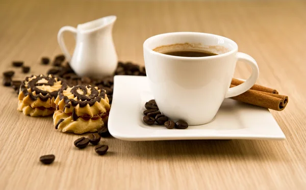 Kopje koffie met bonen en kaneelstokjes — Stockfoto