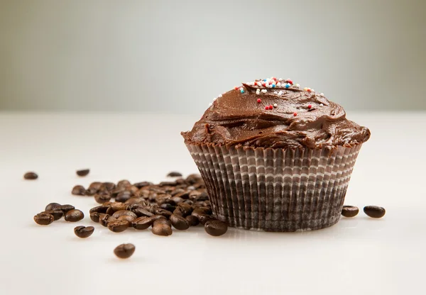 Шоколадные кексы и кофейные зёрна — стоковое фото