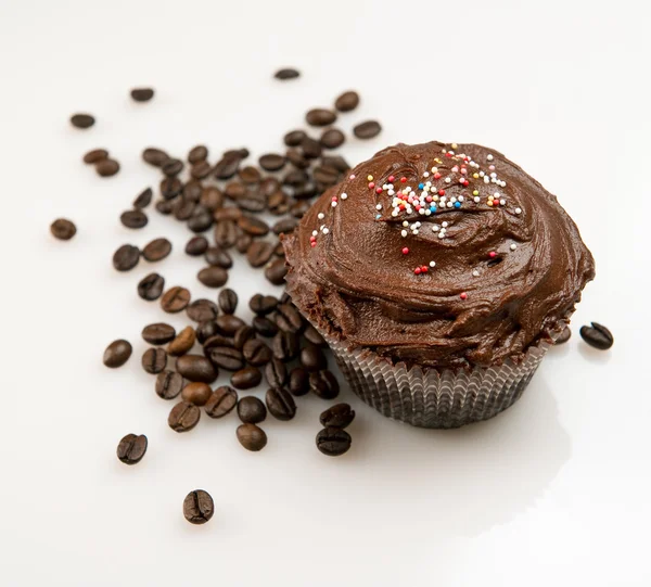 Chocolate cupcake and coffee beans — Stock Photo, Image