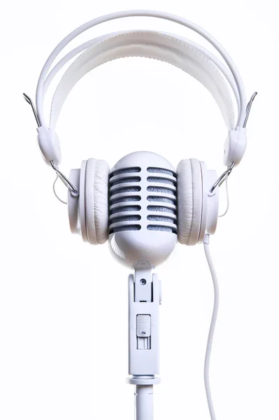 Beyaz vintage mikrofon ve kulaklıklar — Stok fotoğraf