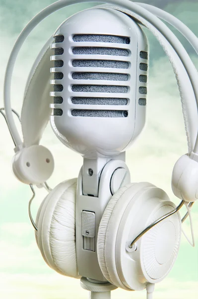 Белый микрофон и наушники — стоковое фото
