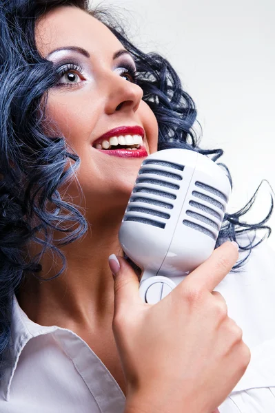 Piękny śpiew młodych brunetka — Zdjęcie stockowe