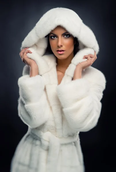 Beautiful woman in white fashionable fur coat — Stock Photo, Image