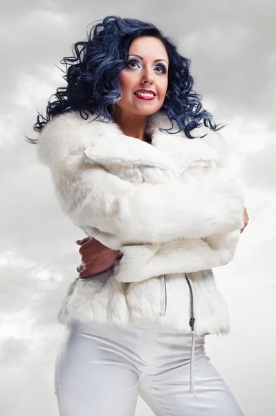 Hermosa morena en abrigo de piel blanca —  Fotos de Stock