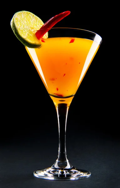 Suite Cocktail auf schwarzem Hintergrund — Stockfoto
