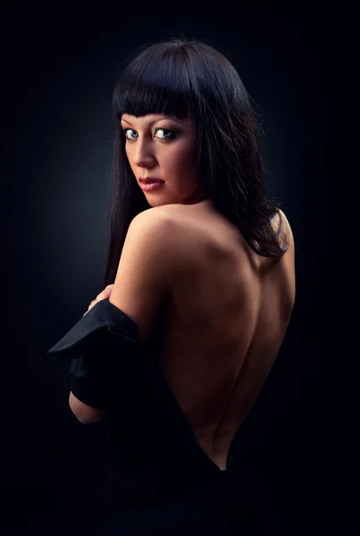 Bella donna elegante in abito nero al chiuso — Foto Stock