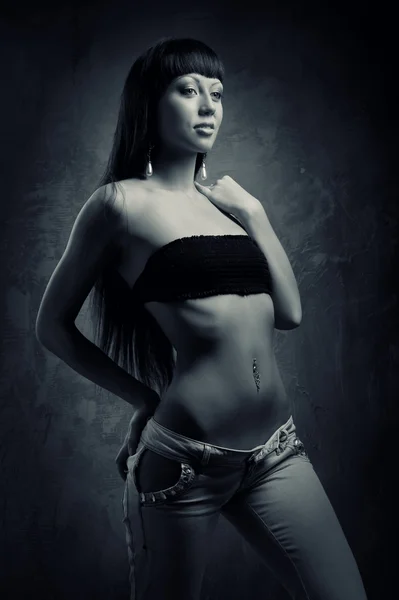 Joven mujer sensual en jeans — Foto de Stock