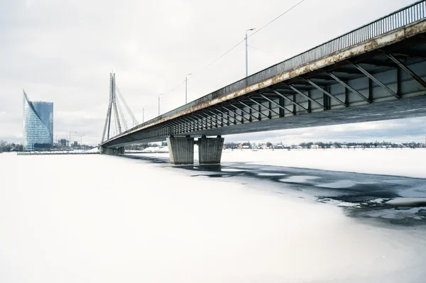 Brug over de rivier in riga, Letland — Stockfoto