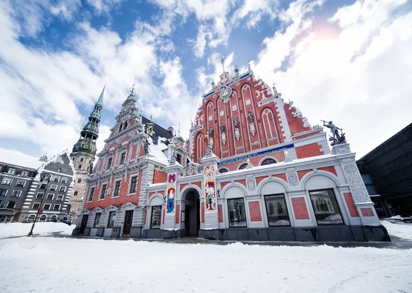 Дом Черноголовых и церковь Святого Петра — стоковое фото