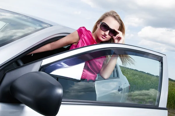 Młoda piękna kobieta pozowanie w pobliżu samochodu — Zdjęcie stockowe