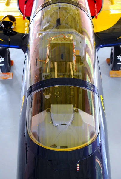 Düsenflugzeug im Hangar — Stockfoto