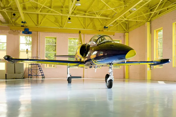 Sugárhajtású repülőgép a hangárban — Stock Fotó