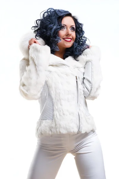 Morena alegre em casaco de pele branca posando sobre fundo branco — Fotografia de Stock