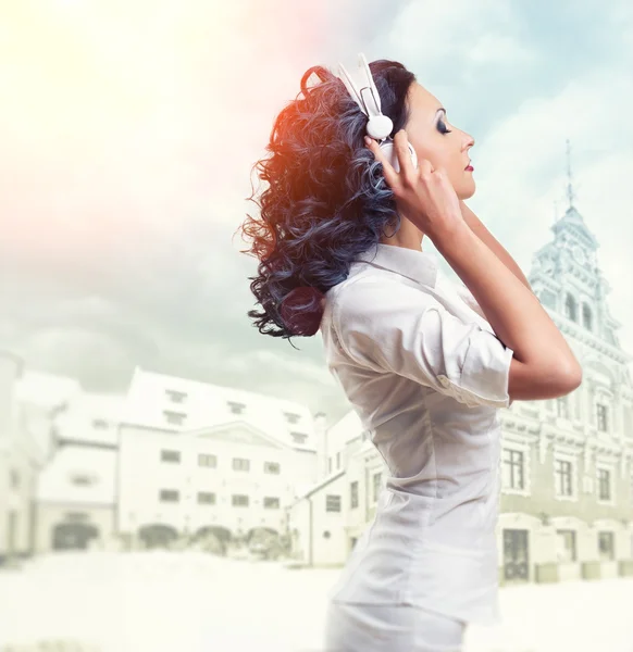 Smuk kvinde lytter musik med hovedtelefoner - Stock-foto