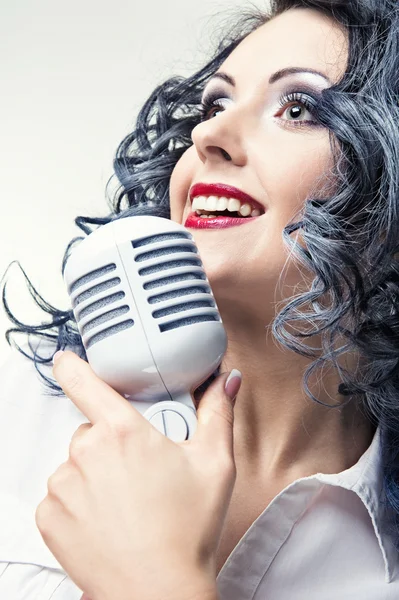 Schöne junge Frau singt — Stockfoto