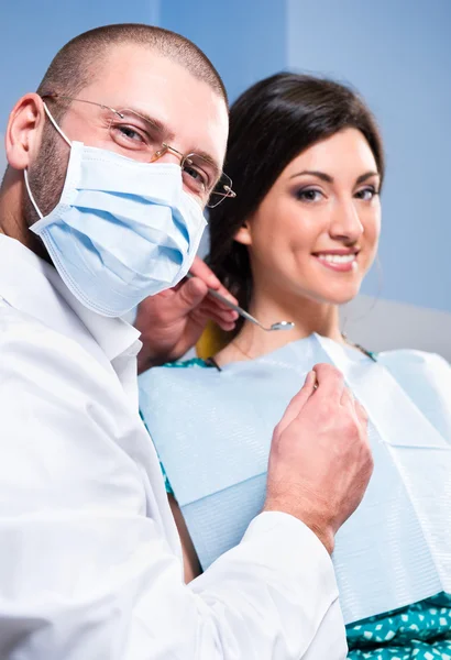 Dentista masculino amigável com paciente sorridente na clínica odontológica — Fotografia de Stock