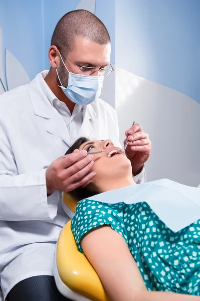 Paziente di sesso femminile con i denti esaminati da uno specialista — Foto Stock