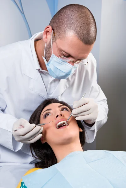 Pacjentki po jej zęby zbadana przez specjalistę — Zdjęcie stockowe