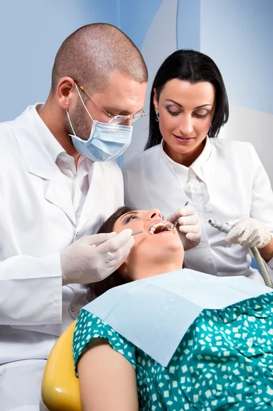 Mężczyzna dentysta z asystentem i pacjenta w klinice stomatologicznej — Zdjęcie stockowe