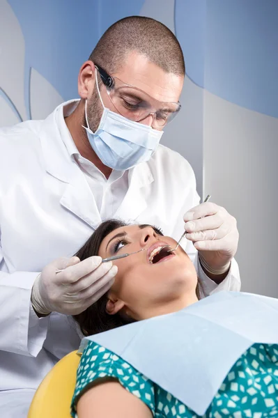 Kvinnlig patient med hennes tänder undersöks av specialist — Stockfoto