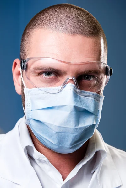 Porträtt av en allvarlig säker läkare — Stockfoto