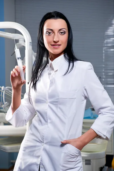 Привлекательная женщина-врач с медицинским шприцем — стоковое фото