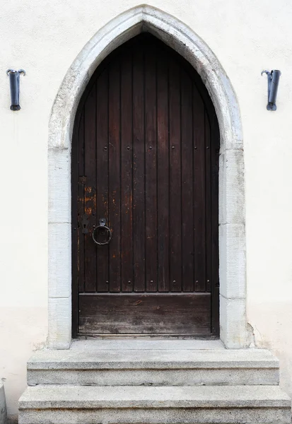 古代的木质门设计在老城市在塔林，爱沙尼亚 — 图库照片