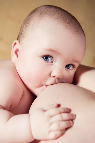Mutter stillt ihren Säugling — Stockfoto