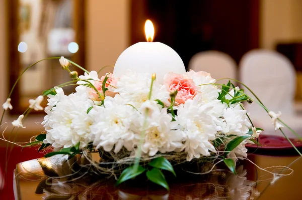 Décoration de fleurs et bougies pour un mariage — Photo