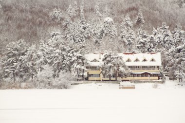 abant Gölü yakınlarında bir dağ evi Motel görünümü