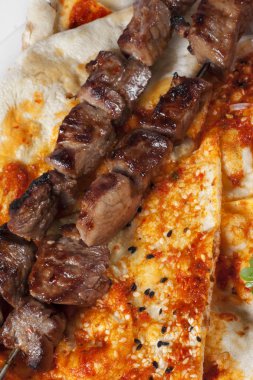 otantik Türk şiş kebap pide ile