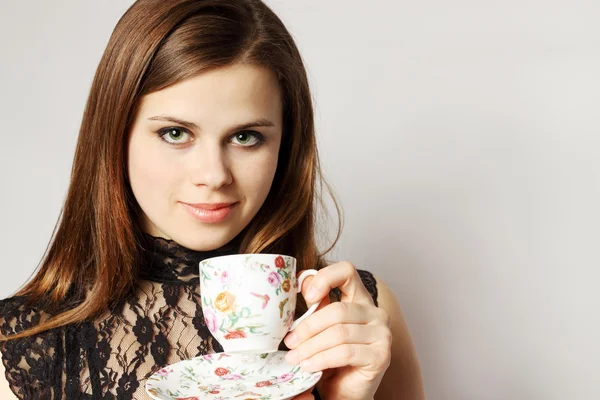 Bellezza tiene tazza di tè — Foto Stock