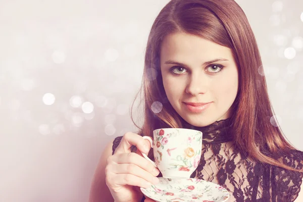 Szépség tart csésze tea — Stock Fotó