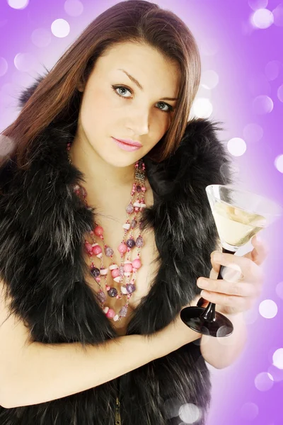 Dívka v kožešinách drží Martini — Stock fotografie